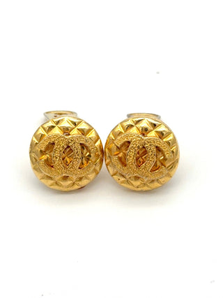Chanel CC Button Ohrringe - Second Hand - BONVOYAGELOUIS