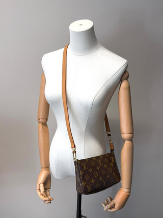 Louis Vuitton Pochette Accessoire - Second Hand - BONVOYAGELOUIS